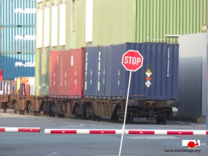 Uranerzkonzentrat Container sind zum Abtransport per Zug auf dem Gelände der Firma C.Steinweg bereitgestellt.